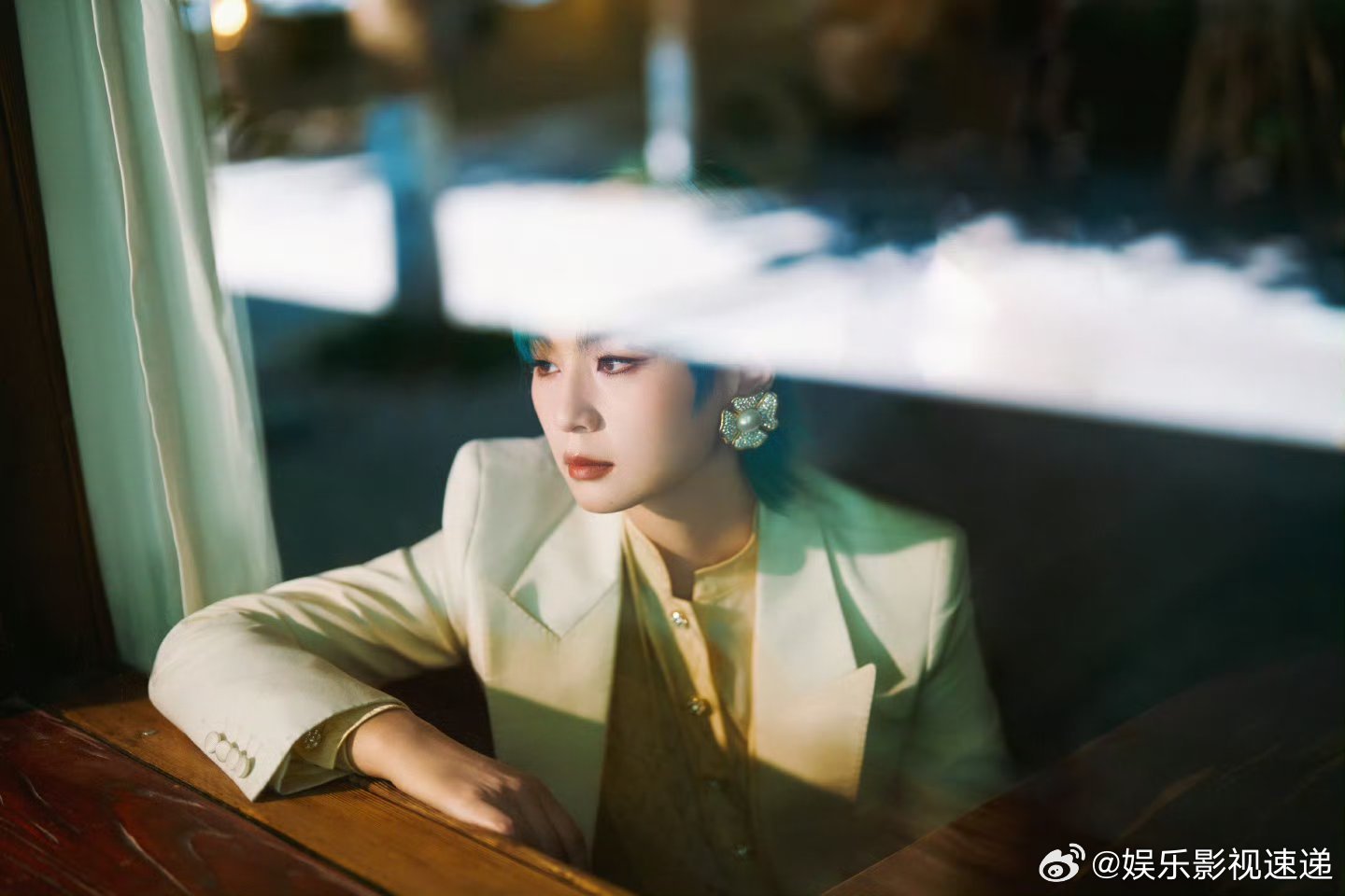 周笔畅白色鎏金内衬西服周笔畅蓝发白色西装 蓝发白西装配蝴蝶结，周笔畅这造型太会拿