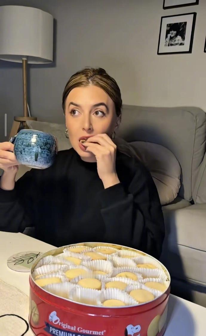 一个外国美女吃完饼干发现饼干是“印度制造”，立刻天塌了。

没错，是印度制造，不