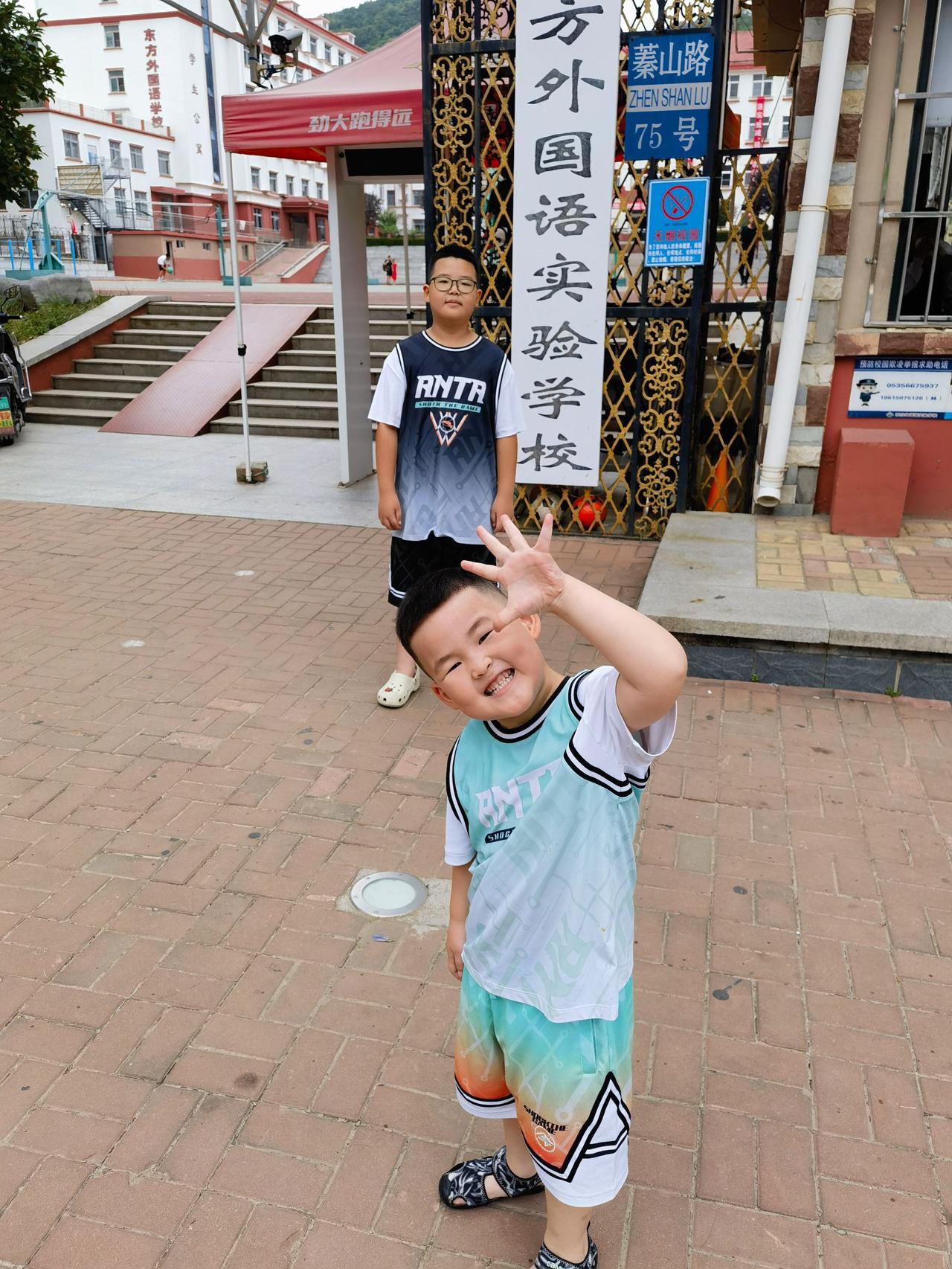 老大小学初中一路都在东方外国语，转眼老二也到了入学年纪。
思来想去，依旧选择这里