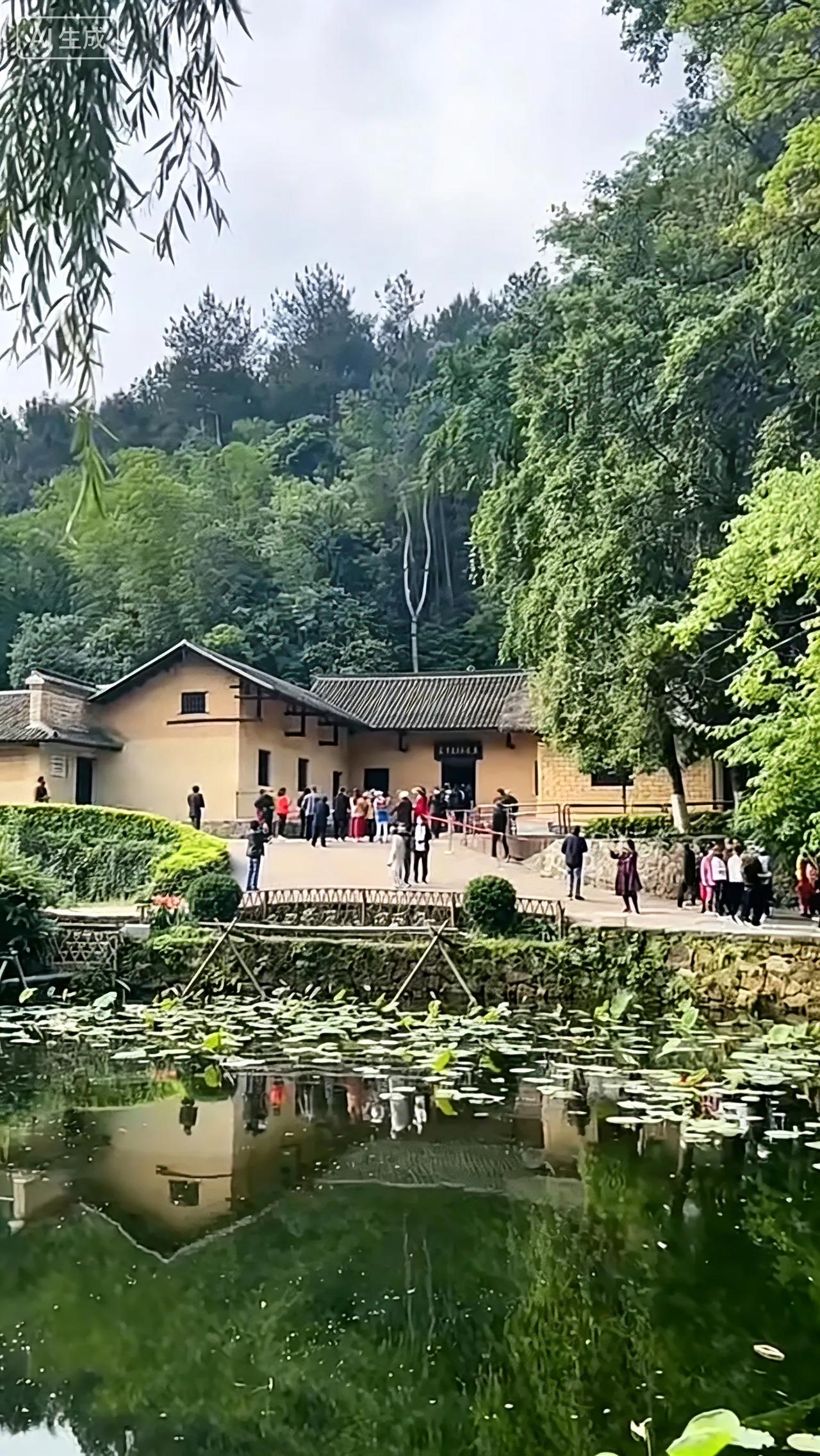 预言提示：牛栏门前问真主。即风水玄学之风水宝地：“寻得一圈关九牛，子孙后代胜诸侯