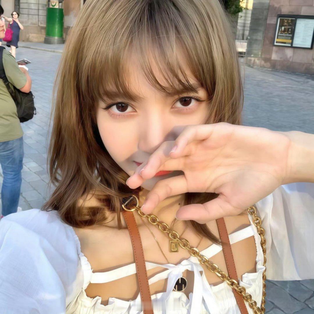 赵露思齐刘海营业照，看起来很像早年的lisa（后两图） 