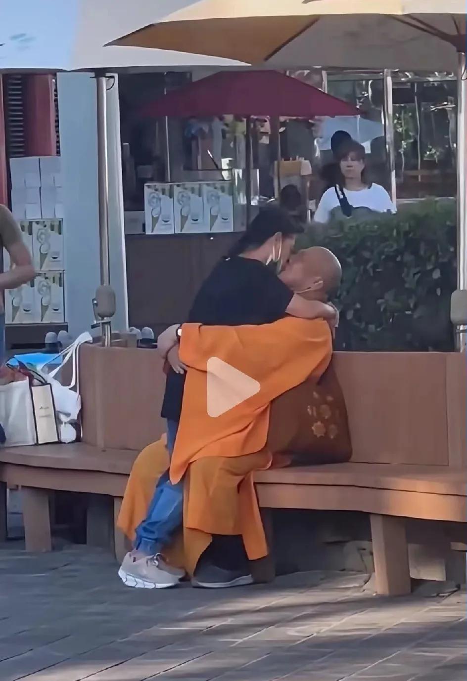 这世道呀，真是看不懂了，一个和尚在光天化日之下，与一个女子明目张胆地亲吻在一起，