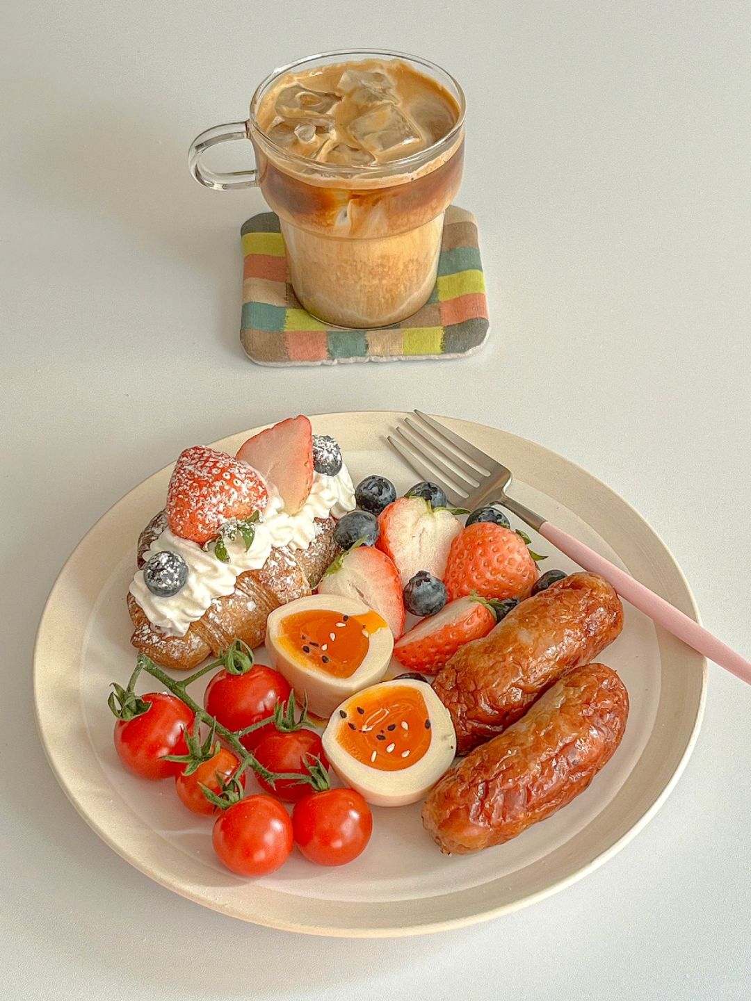 快手早餐｜草莓奶油牛角包🥐爆汁肠🌭
