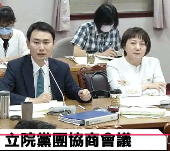 台湾“立院”党团“军购预算案”协商会议上，民进党籍“立委”范云就预算额度说“1.