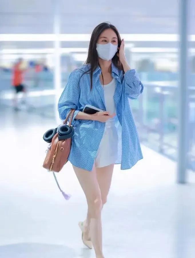 王子文真的太懂小个子穿搭了！
一件oversize蓝条纹衬衫，搭白背心和白短裤，