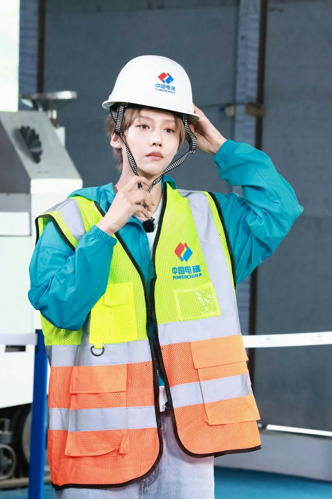 刘雨昕成刘工了 斯哈斯哈！飞行嘉宾刘雨昕秒变刘工，工装造型那味儿直接拉满，讲解全