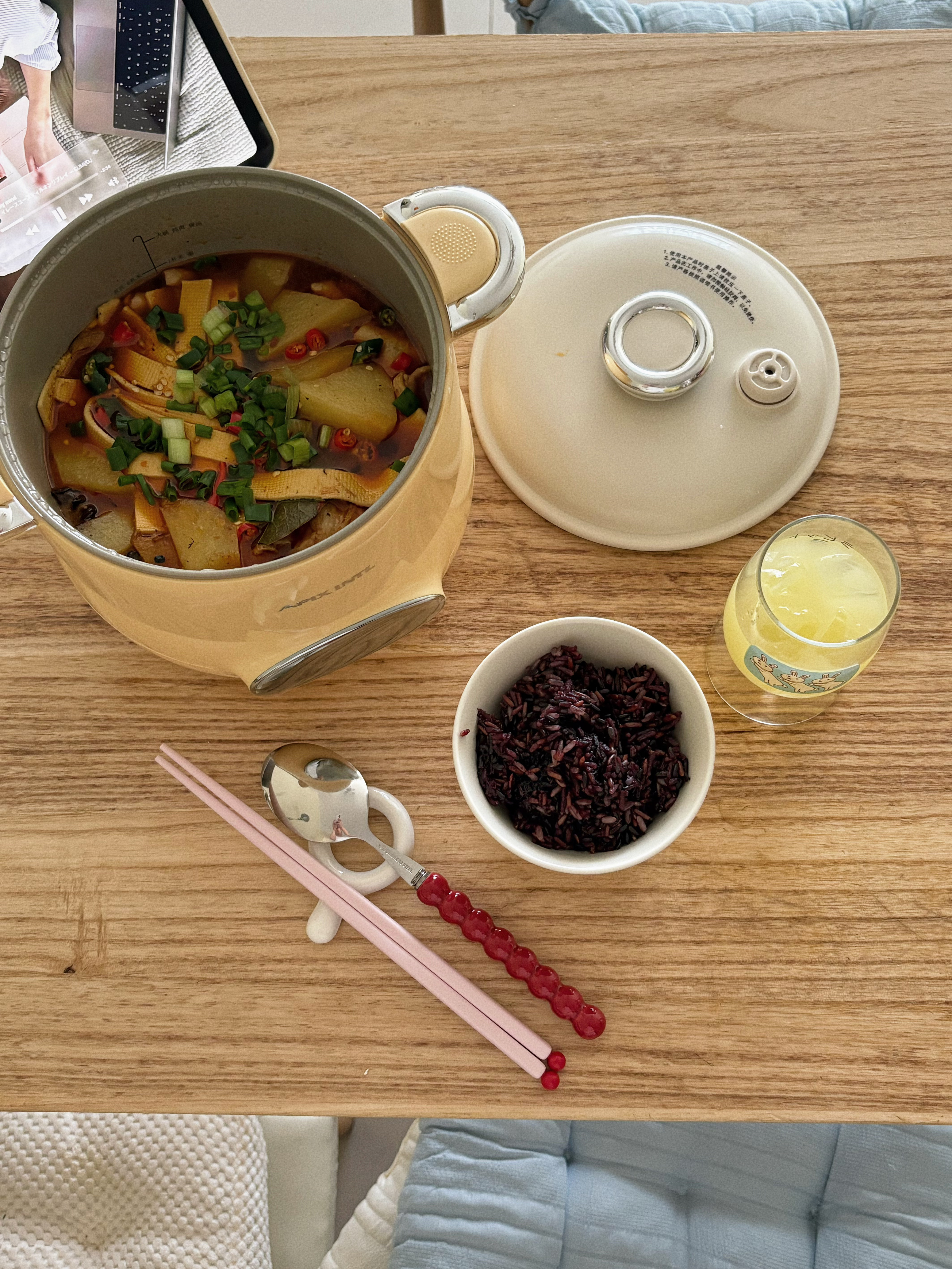 用新锅炖了一锅土豆鸡肉  🥢🍚 