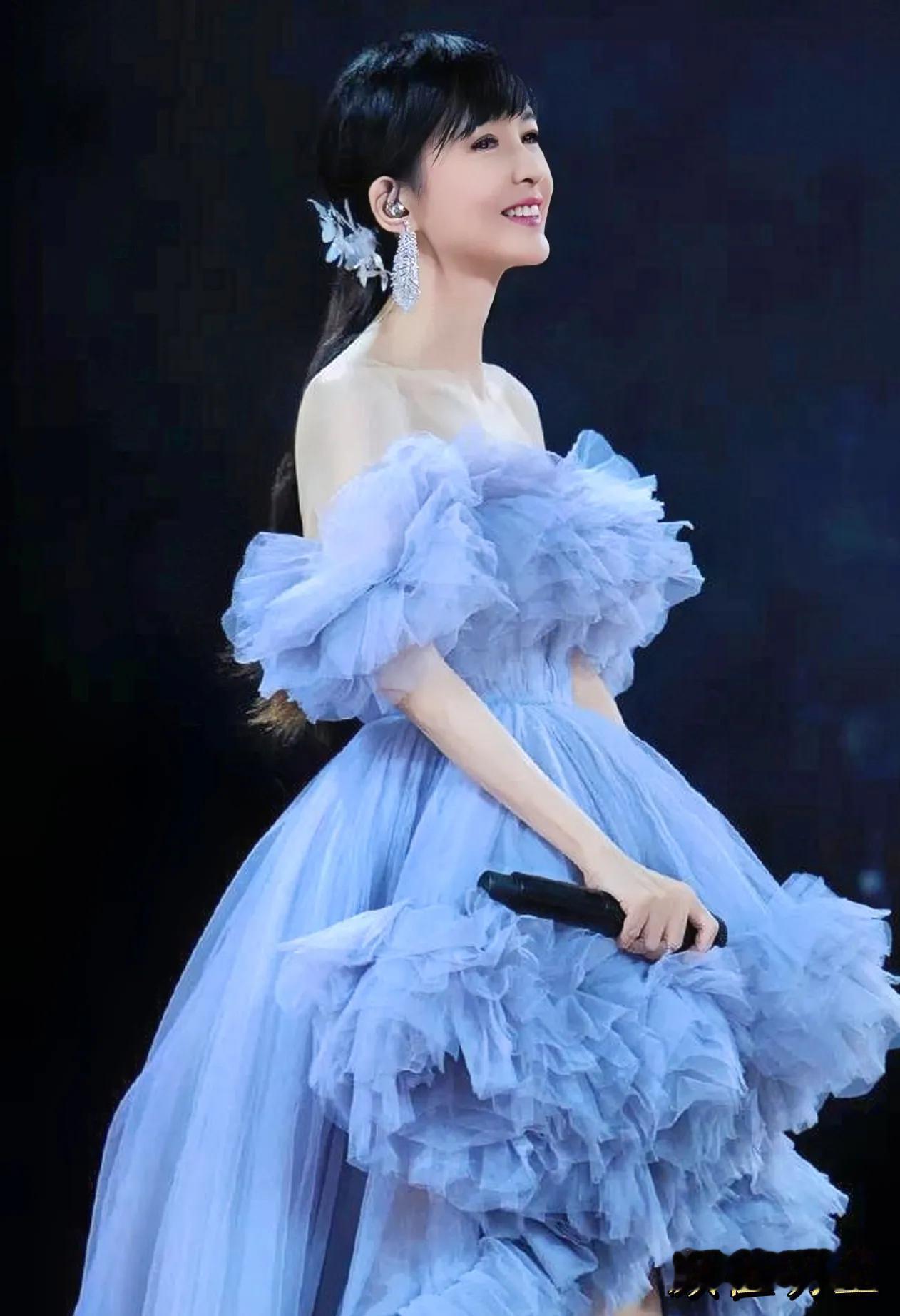 周慧敏宣布告别大型演唱会：优雅女神的最后一舞

近日，娱乐圈掀起了一股不小的波澜