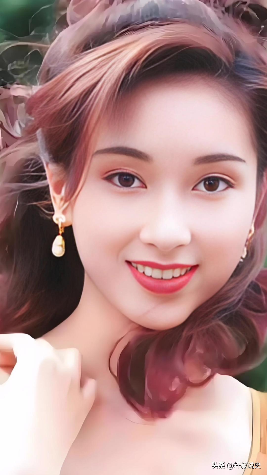 2001年，40岁上海富豪周正毅对27岁的杨恭如一见倾心，于是疯狂追求，豪掷30