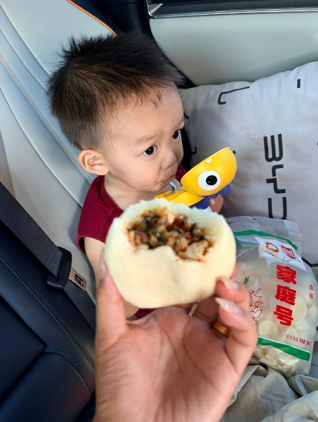 坐了差不多五个小时的车，真是又困又累还又饿，服务区休息吃点东西[捂嘴哭][捂嘴哭
