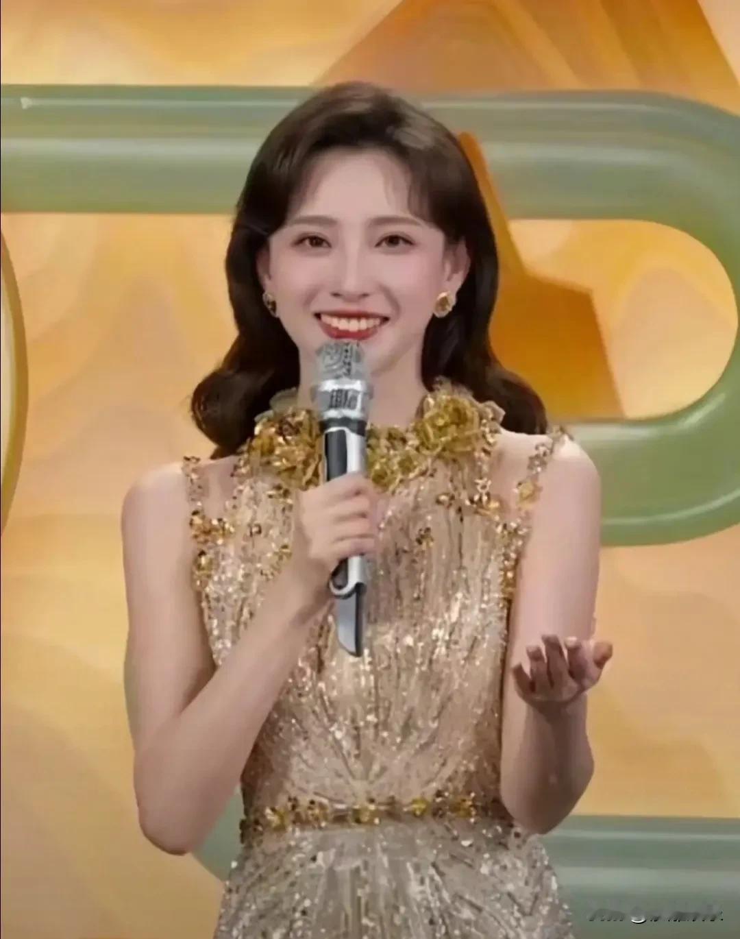 从足球场到春晚舞台，马凡舒这“跨界”可真够远的。想想看，一个在《天下足球》里聊了