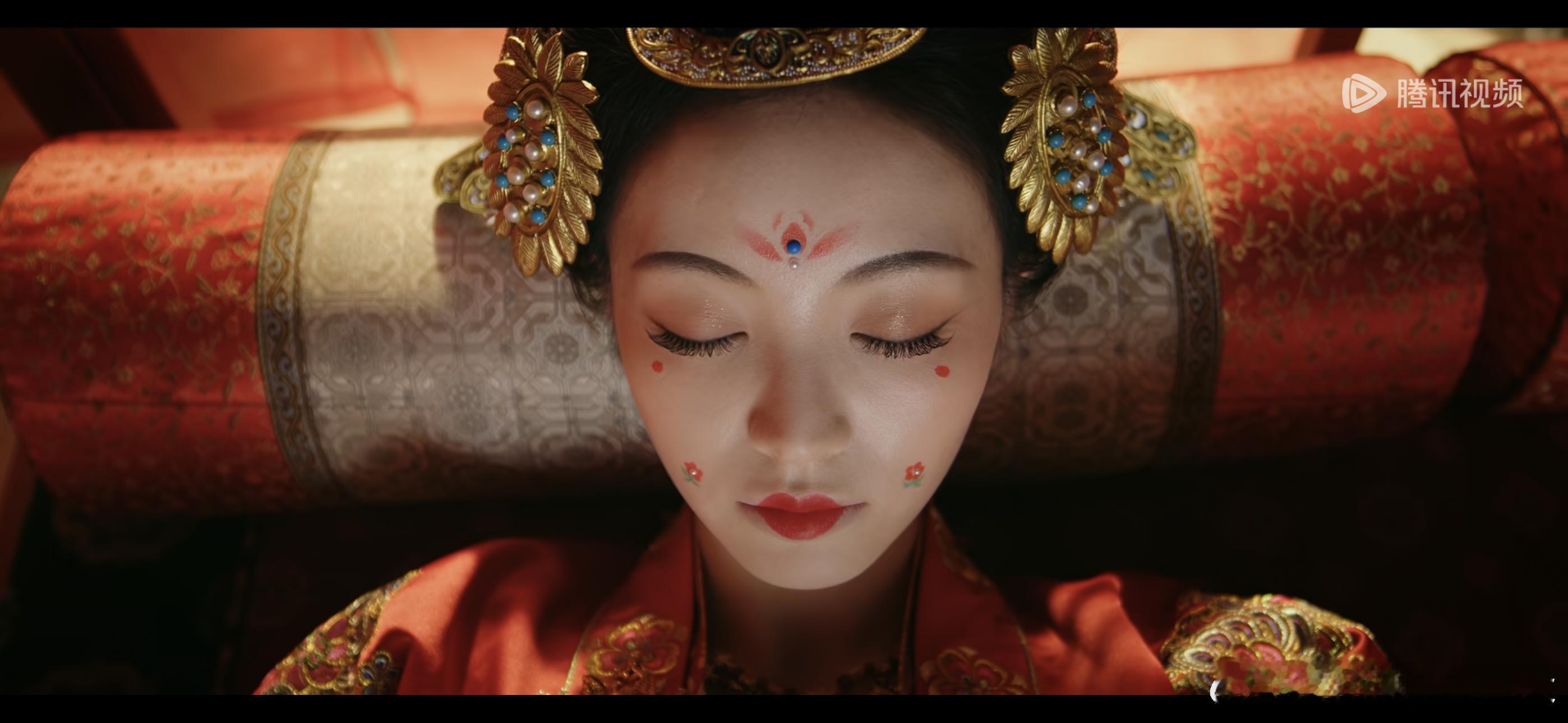 这个大婚妆造太适合拍恐怖片了 ​​​