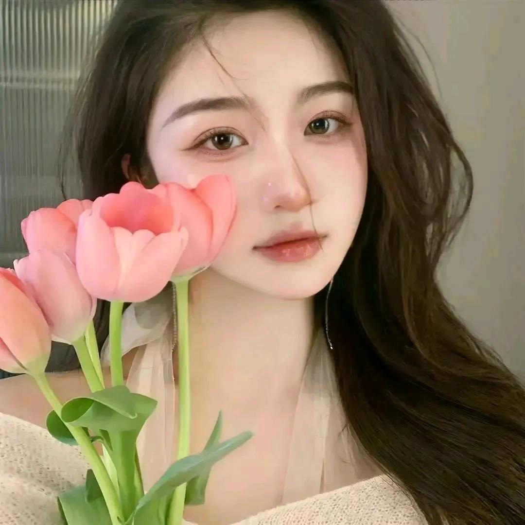 温柔少女与粉嫩郁金香，梦幻又温馨。