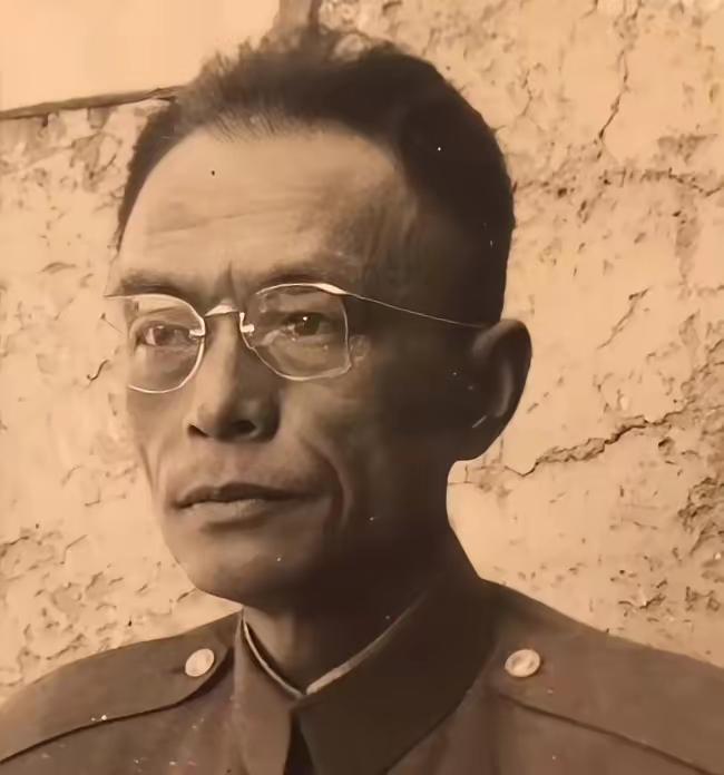 1949年底，他本来已经拿到机票，成功逃到了台湾岛。结果前脚刚落地，后脚就被蒋介