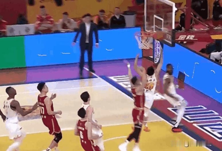 庞峥麟这一球太帅了，郭士强指导面前秀一波上篮



庞峥麟打的很不错，带领江苏追