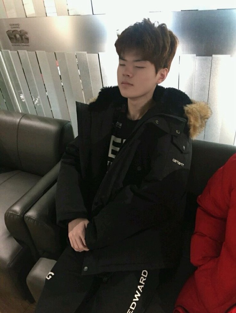 🪖D-147睡。 