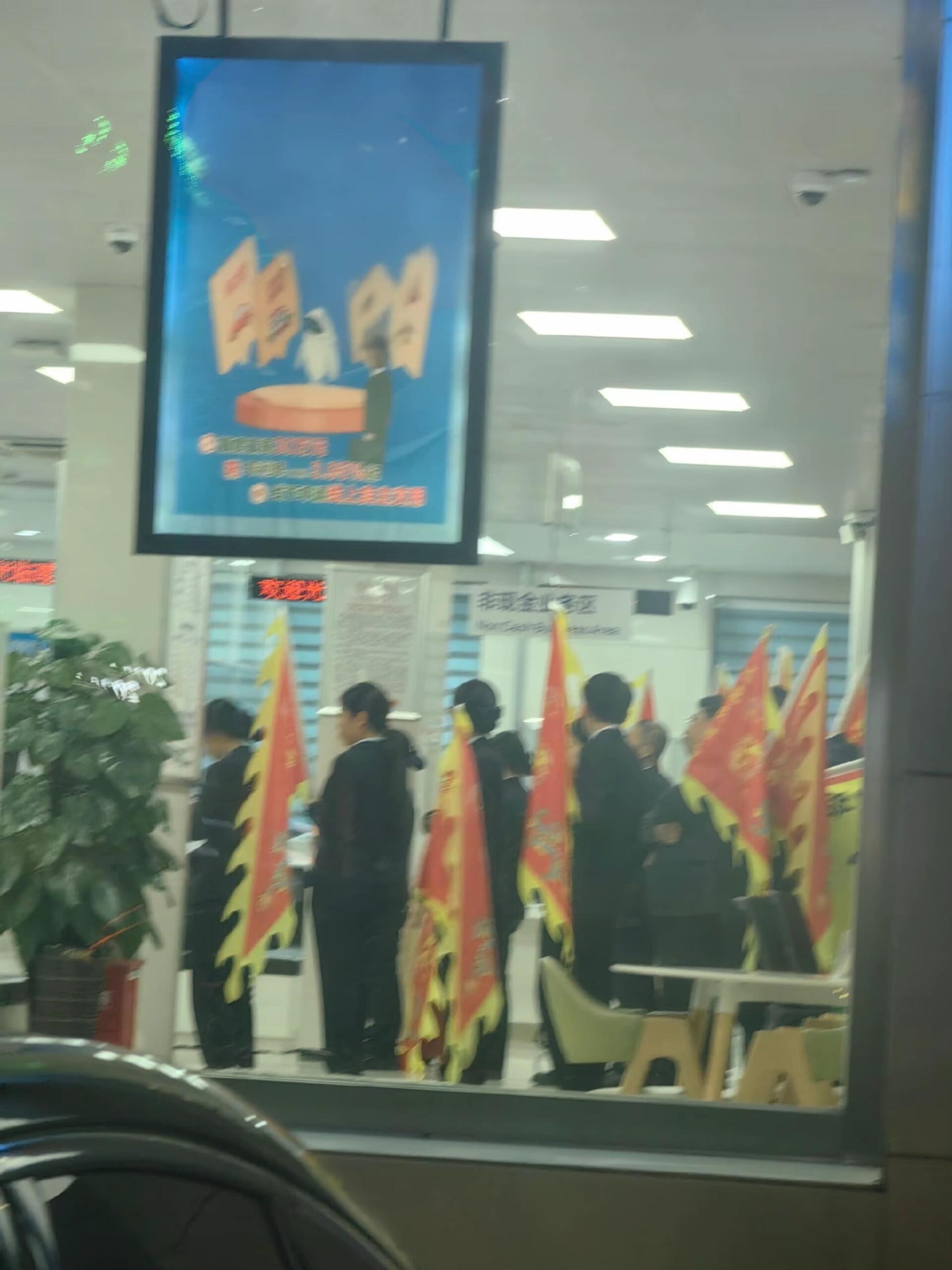 听说最近银行人的日常就是签各种李鸿章来了都不敢签的字 