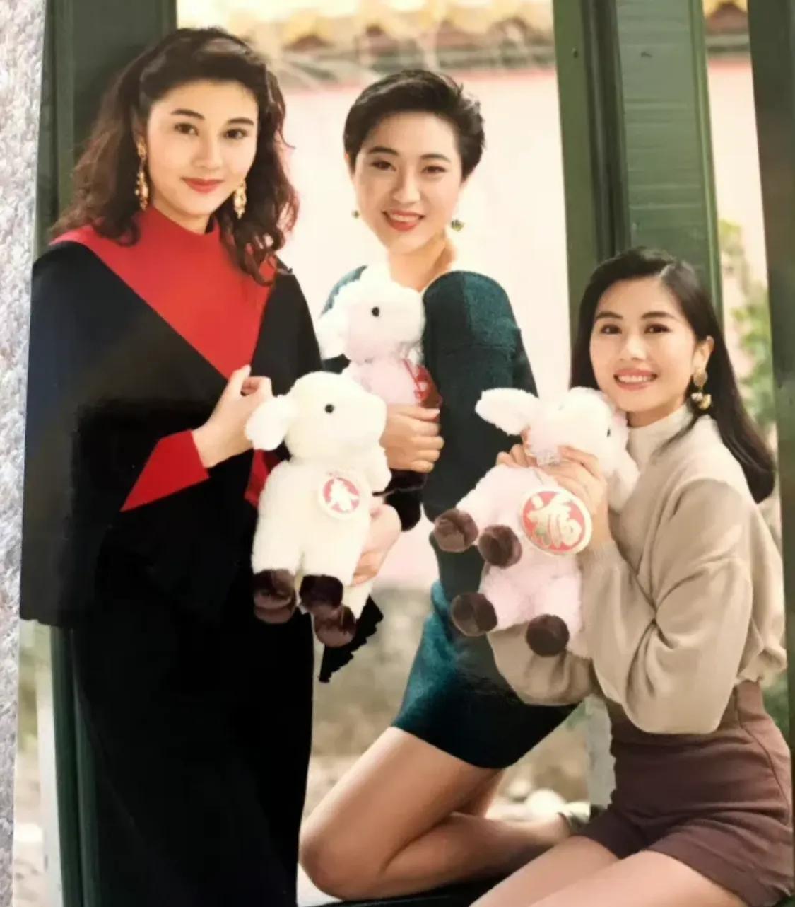 这三位美女，我只认识李嘉欣，我觉得她是合影里最漂亮的，其他两位美女有点不熟悉，感
