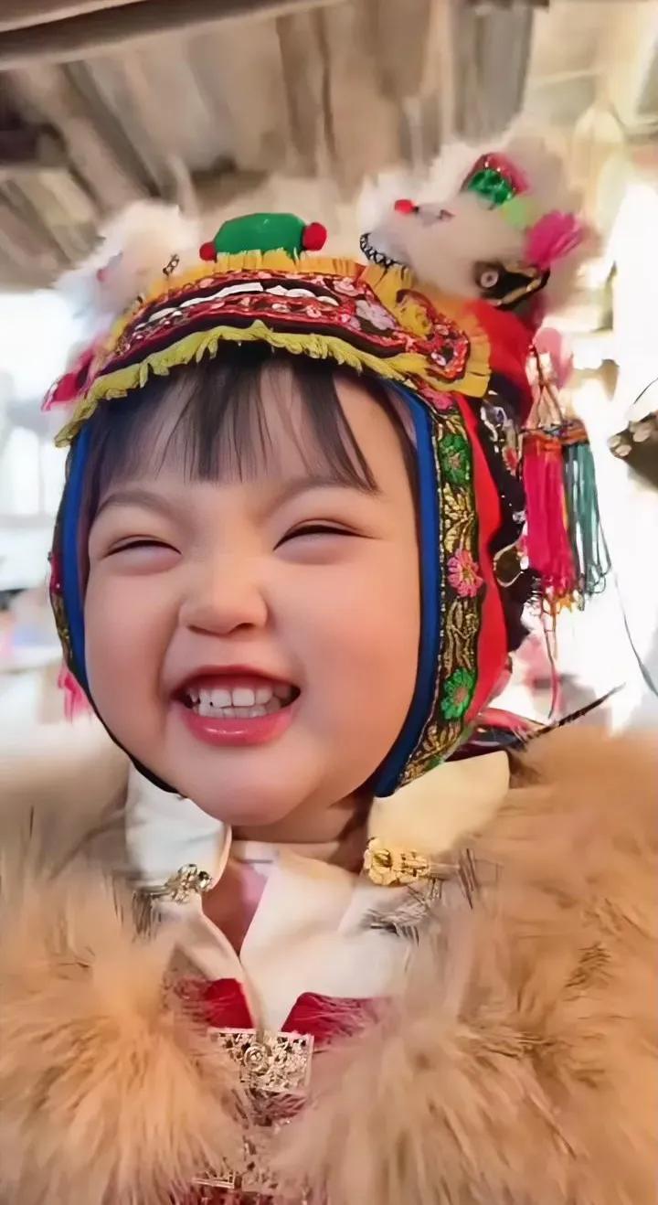 这也太萌啦！穿汉服的小萌娃一出现直接惊艳众人，谁看了能不心动～
咱中国娃穿上咱们