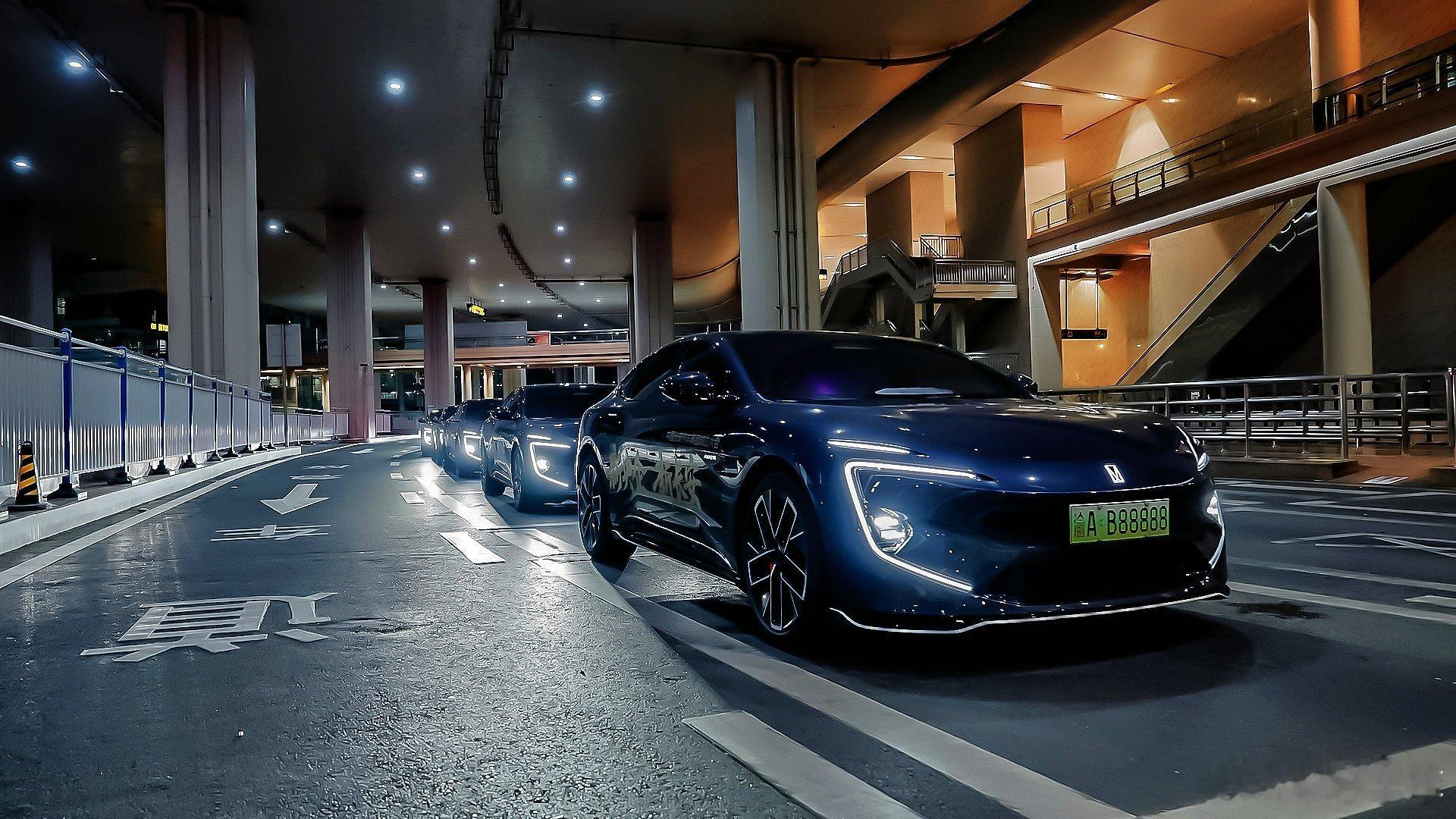 震撼！200辆阿维塔12齐聚重庆国际机场，迎全球来宾；共同见证，全新历史时刻新央