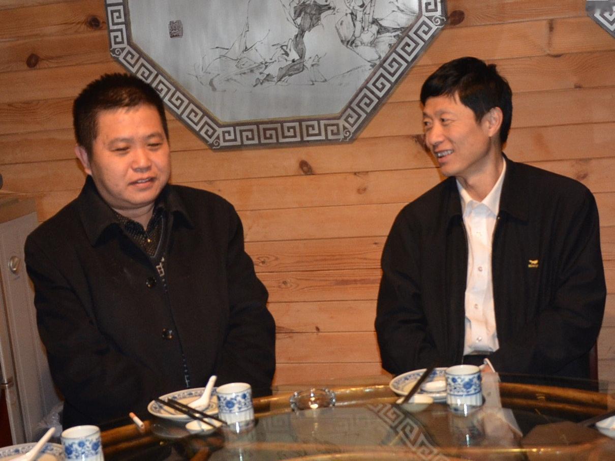 2013年，艾跃进生前和友人聚餐时，一张罕见的留影，画面右侧的男子便是南开大学教