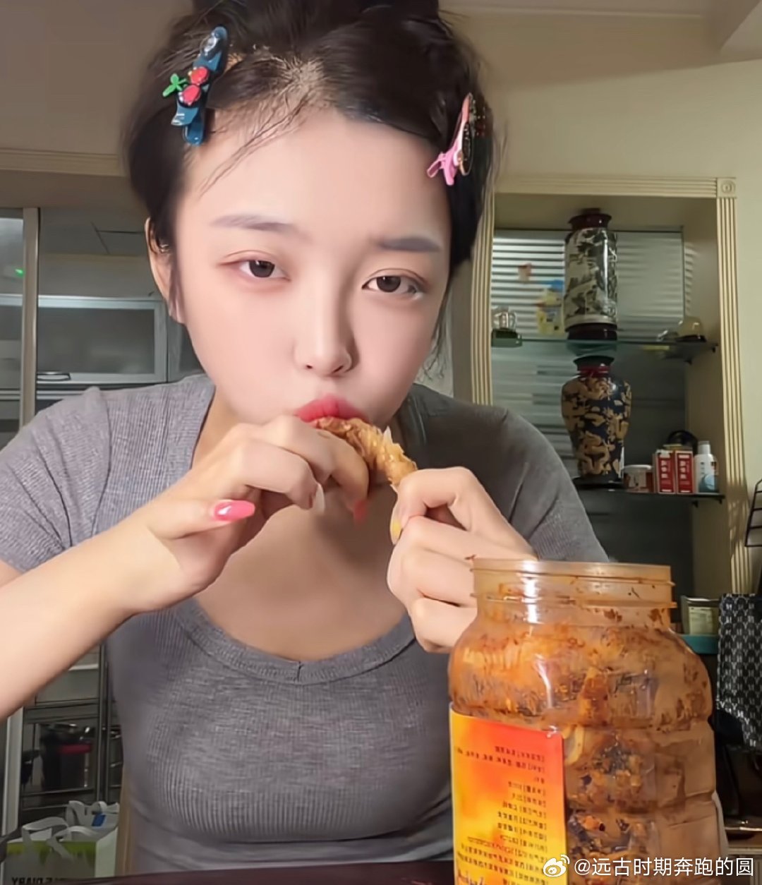 司晓迪吃安眠药精神状况堪忧啊，居然把药物滥用当免责声明，太魔幻了！网红司晓迪近期