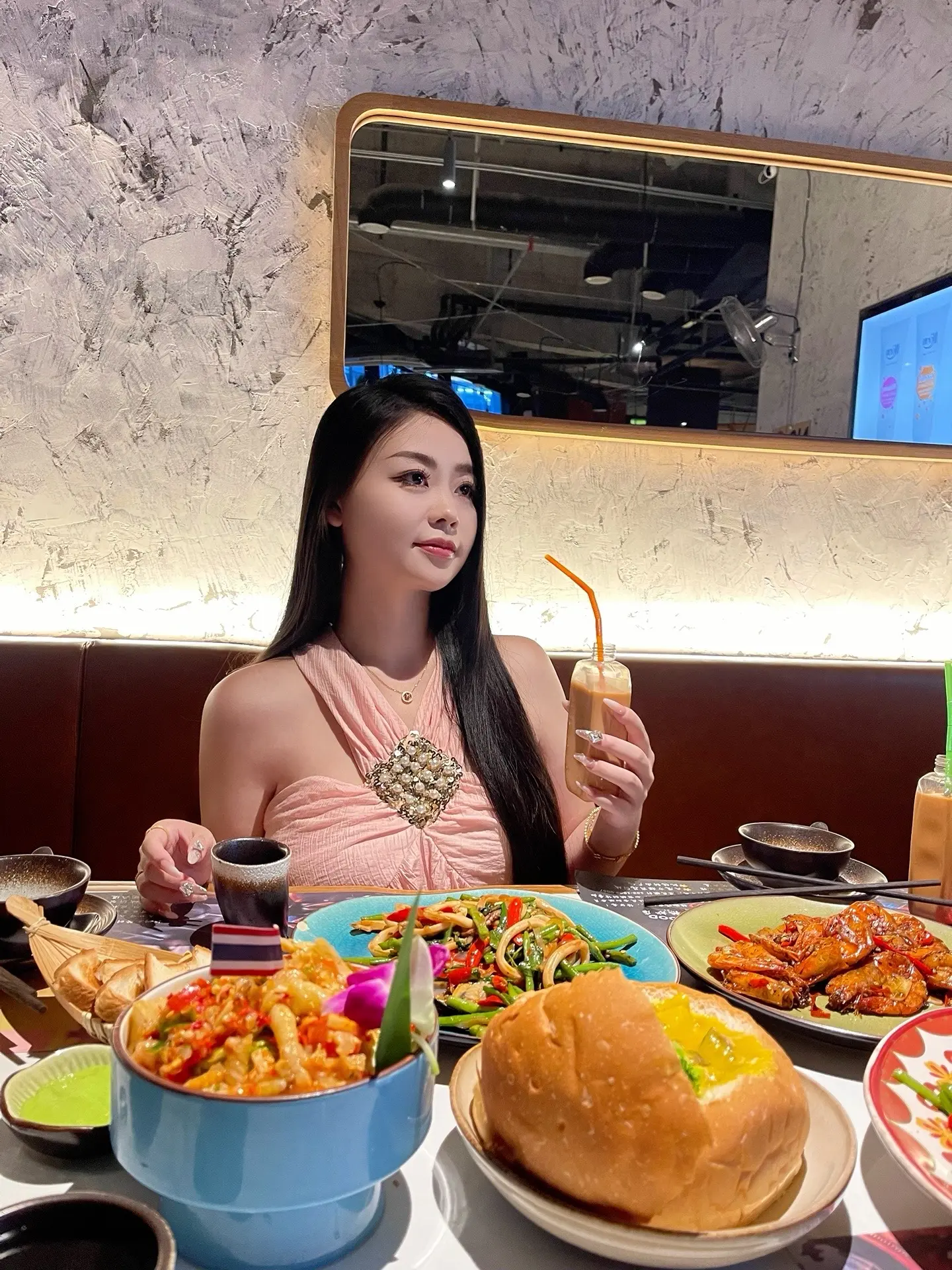 很庆幸一路都是自己撑过来的 所以少了谁的陪伴都无关要紧 很幸运 我不矫情～