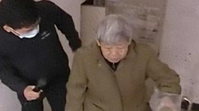 2014年，沈阳八旬老太每天步行上6楼，邻居口气霸道：就不准她坐
你有没有遇到过