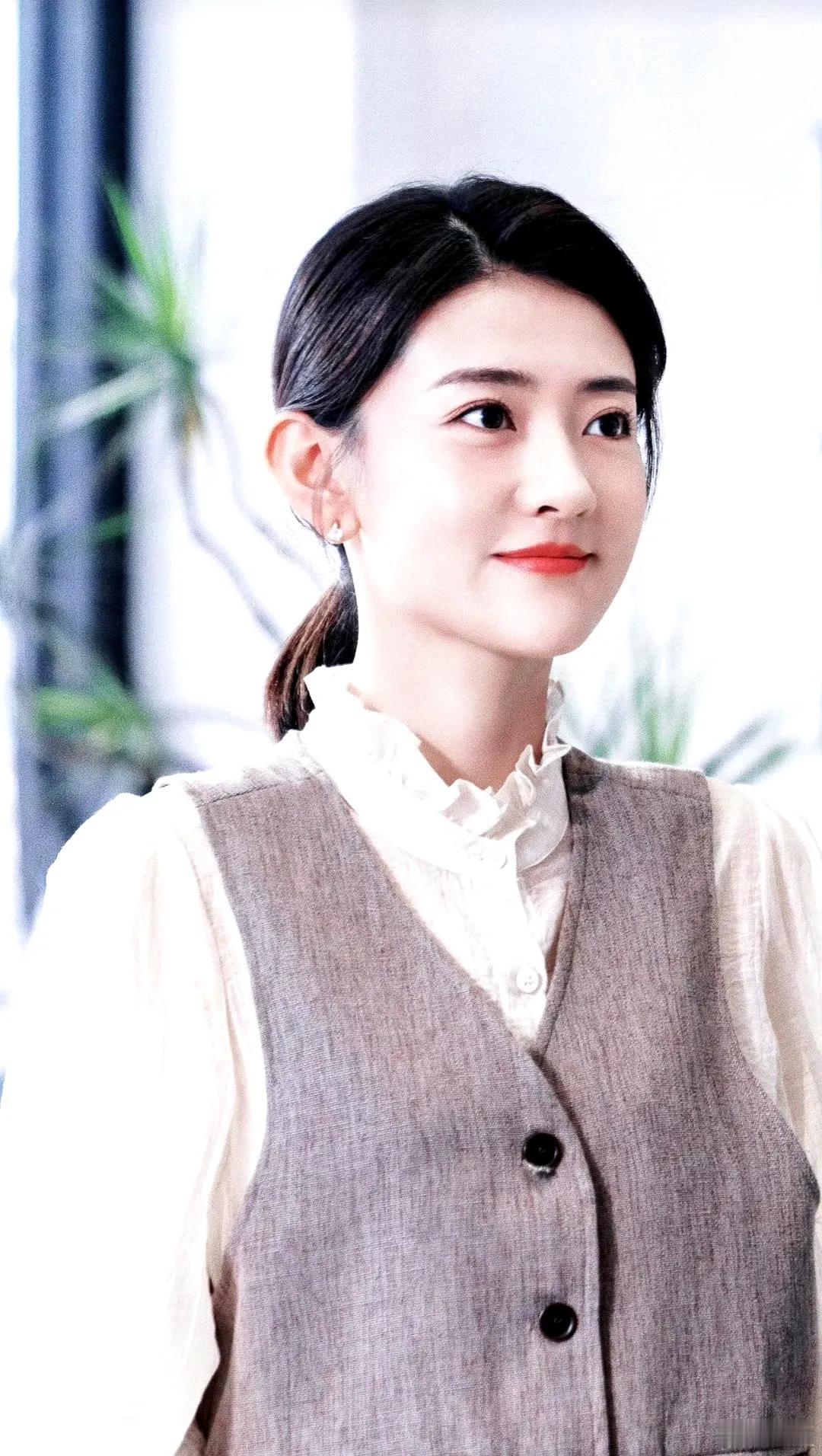 以前总把邢菲梁洁弄混——都是看着舒服的长相，笑起来眼里像盛着光，难怪网友说分不清