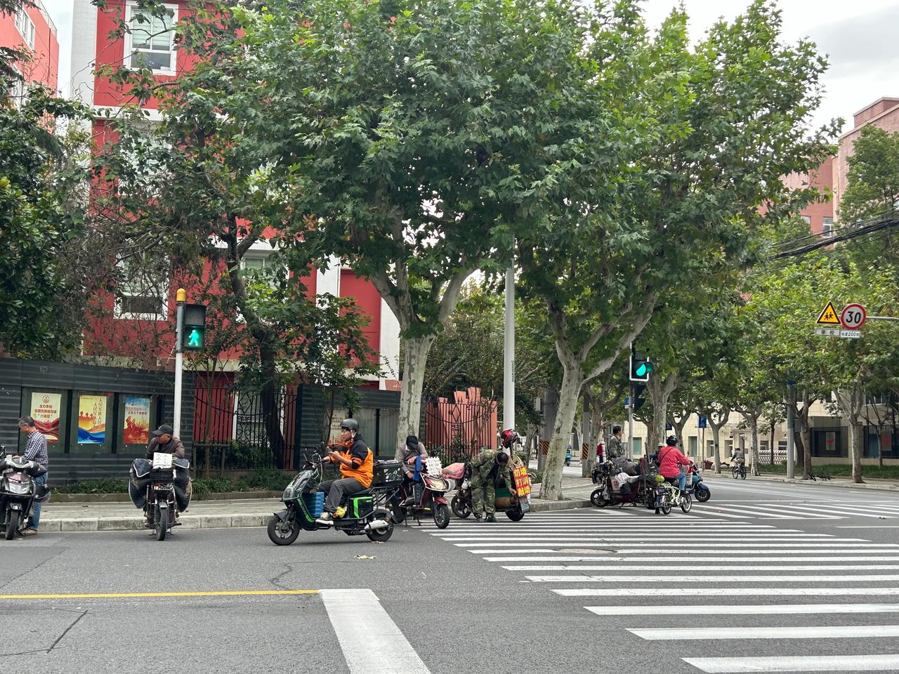 路边招工比平台可靠吗？上海很多小区的十字路口都会有各种人写着牌子，水电工、装修、