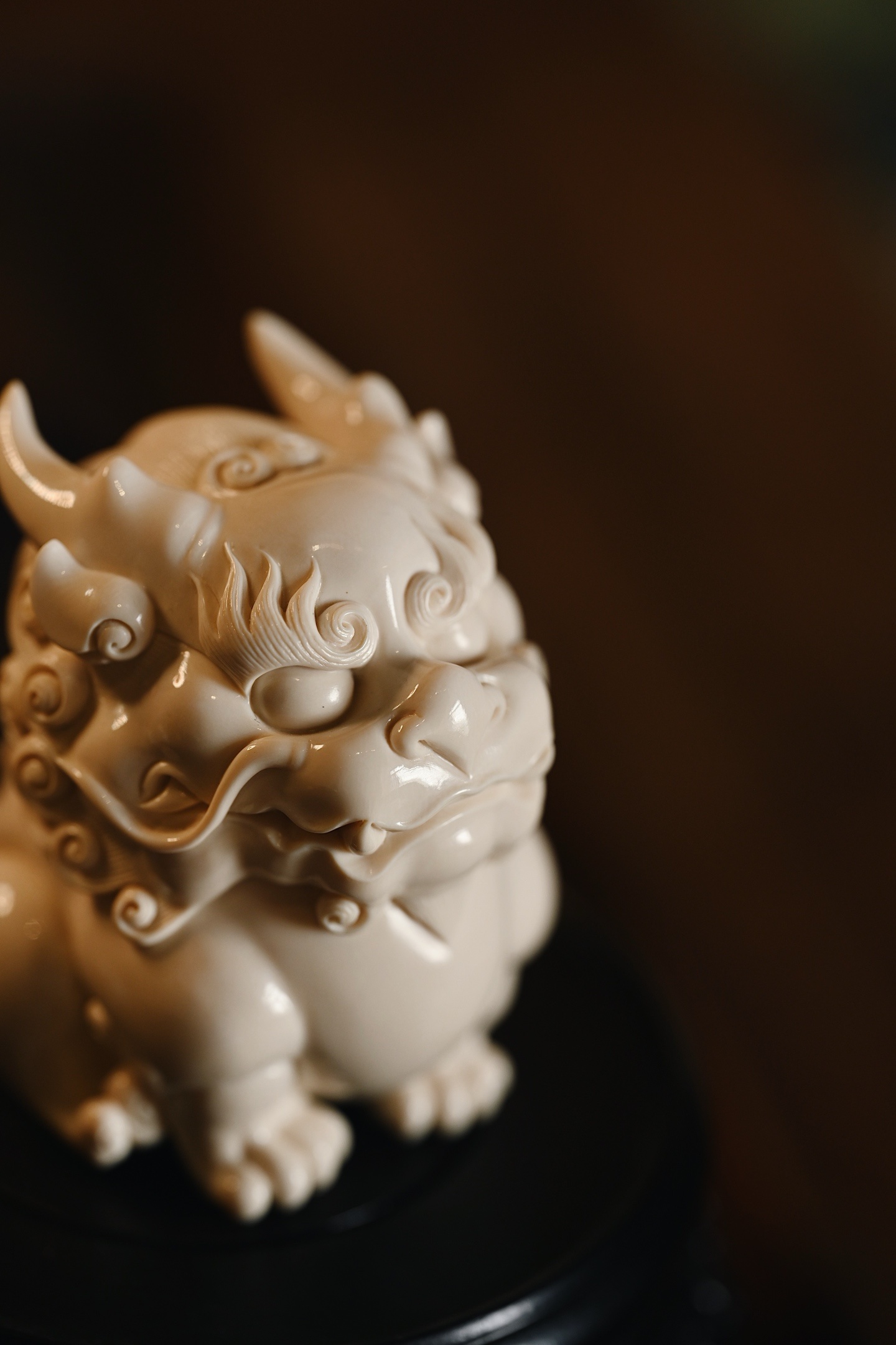猛犸 | 麒麟料质细腻，立形生动，雕刻麒麟身姿圆润，循势而变，气韵生动贵气，置之