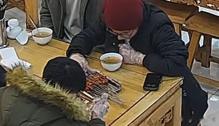 汉字不认识，难道数也不会数嘛！这是明显的欺负人！

西安一家羊肉泡馍烧烤，4个印