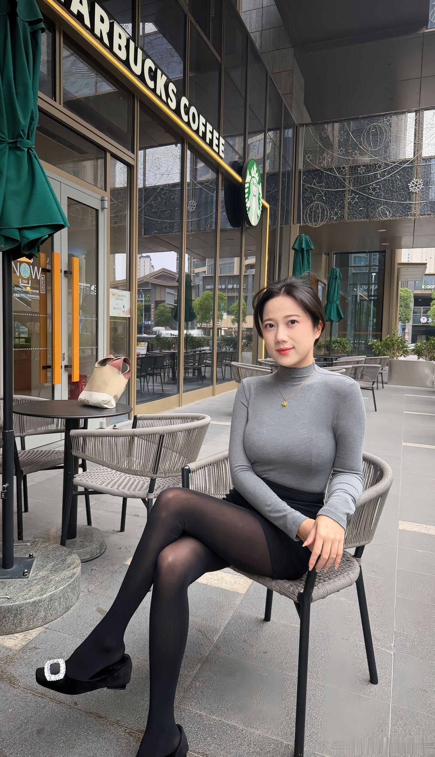 轻熟女神范儿 厚黑美学，尽显成熟姐姐的气质美女绘梦长廊