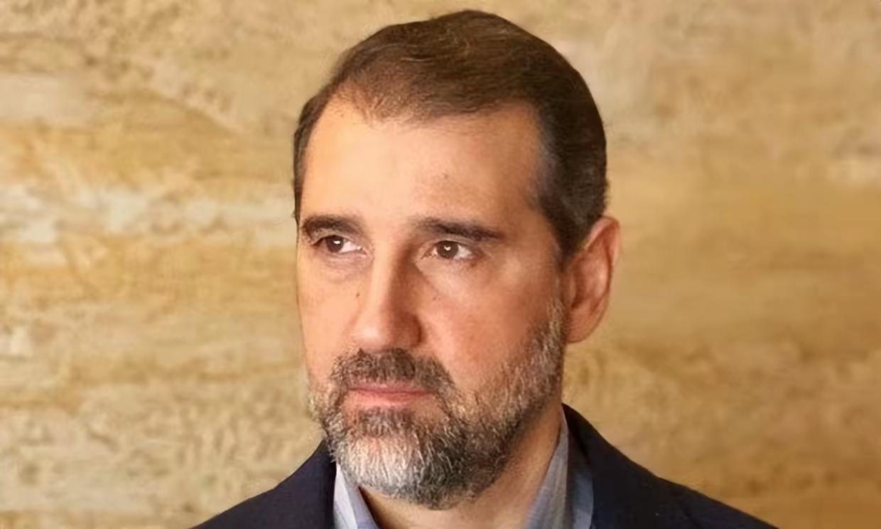 这就是巴沙尔的表弟拉米，叙利亚首富，现在正忙着推翻朱拉尼政权。
当年巴沙尔把拉米