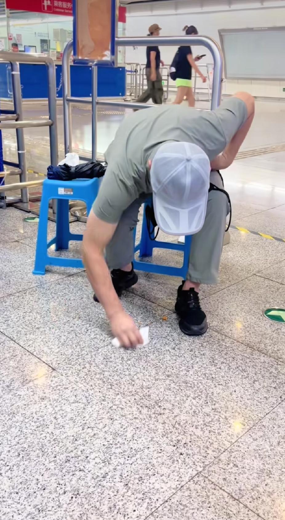 地铁站里的乘客，眼光齐刷刷地看向一位吃东西的老人时，眼神里都露出了满满的赞佩。