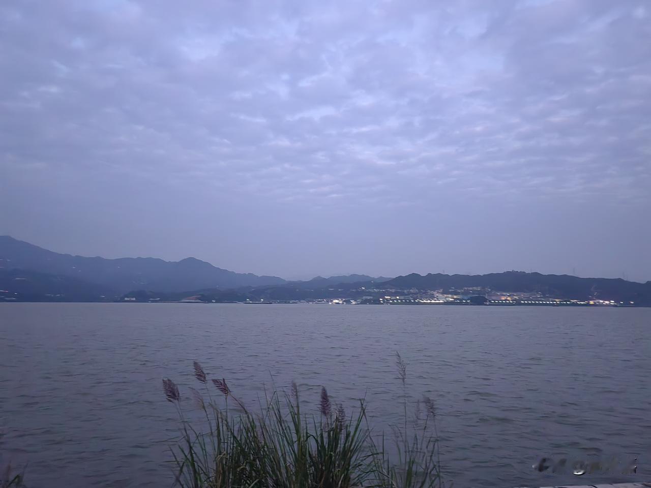 现在的我，会站在一旁静静地看她跳舞，她那开心的模样深深的刻在我心头，由衷的微笑会