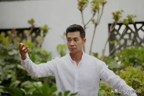 2004年，梅艳芳葬礼，香港殡仪馆外人山人海。人群里，赵文卓一身黑衣，面色沉凝，