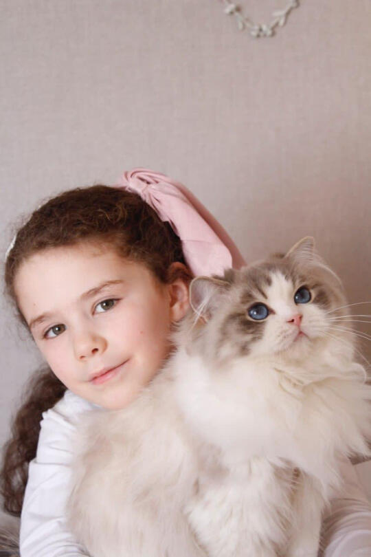 可爱宝宝和她的猫猫😍