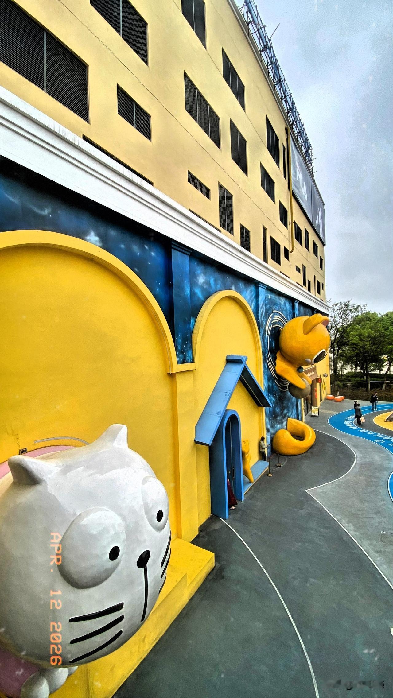 《一张儿童床》
五月，我家两岁的外孙女小龙女要从伦敦回国探亲十天，女儿提议买张儿