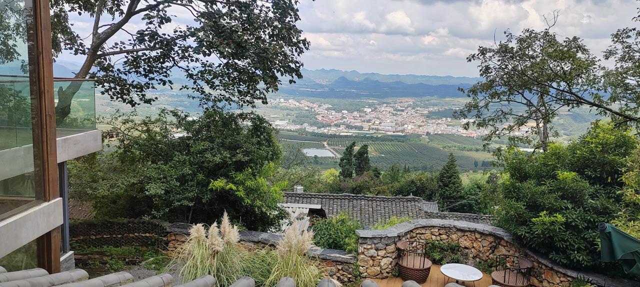 旅游和读书是获得知识的两种方法，读书的意义在于时间长了，知识深入骨髓，改变你的气