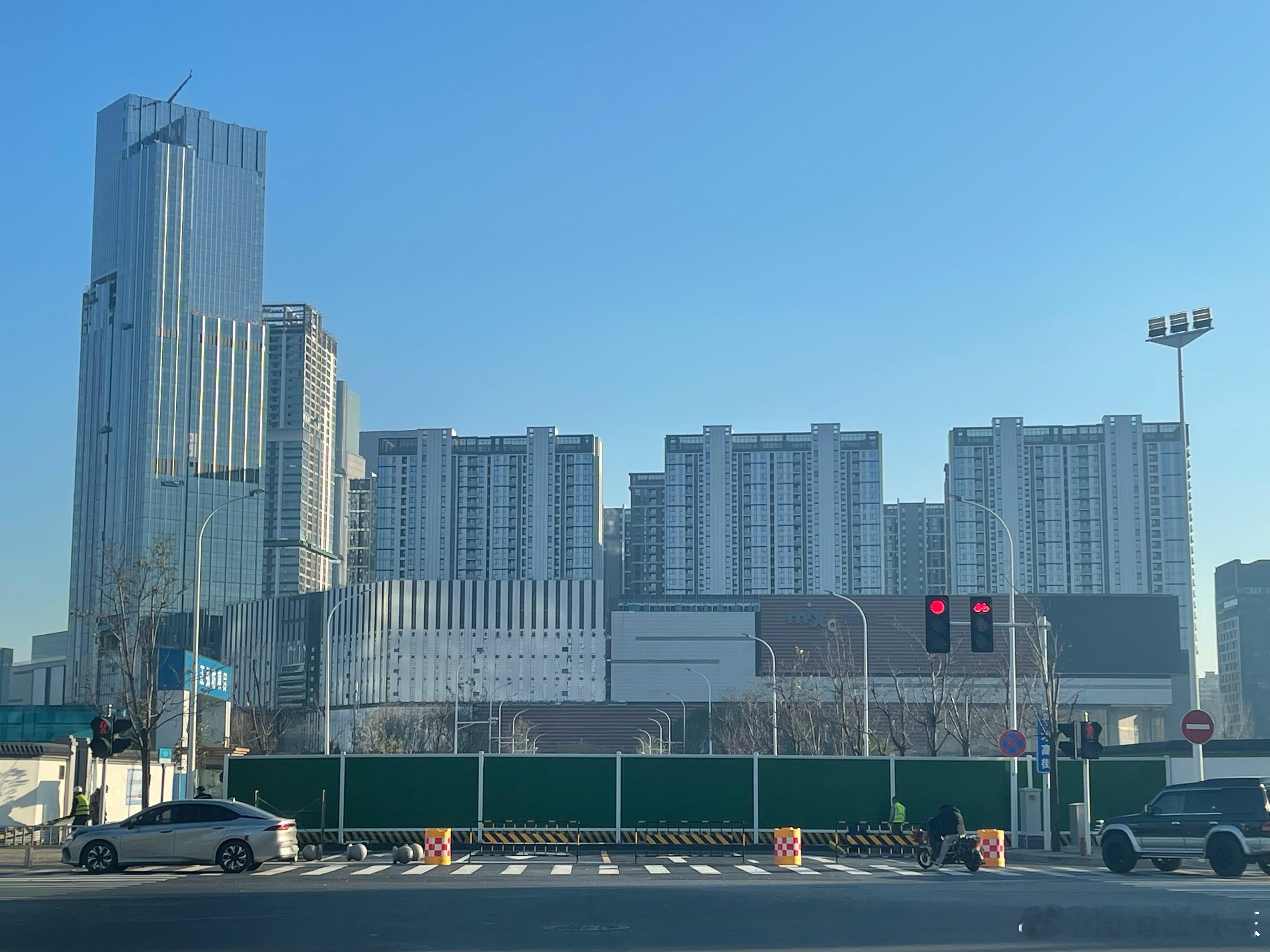 正弘坊才高街围挡，禁止通行⛔️ 