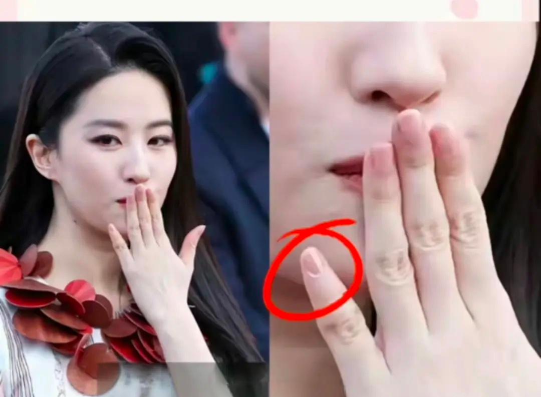 刘亦菲的手比脸白就算了，怎她的小拇指也这么奇特？细细看就知道了，她那指甲盖居然只