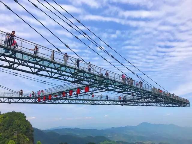 重庆“第一天空悬廊”位于重庆万盛的一个主题公园内，已经创下吉尼斯世界纪录，成为目
