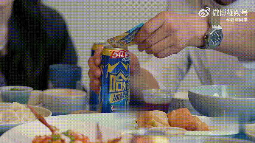 王鹤棣饭局锦鲤体质狠狠羡慕了！王鹤棣星年饭局玩游戏抽中哈皮5亿补贴，妥妥的饭局锦