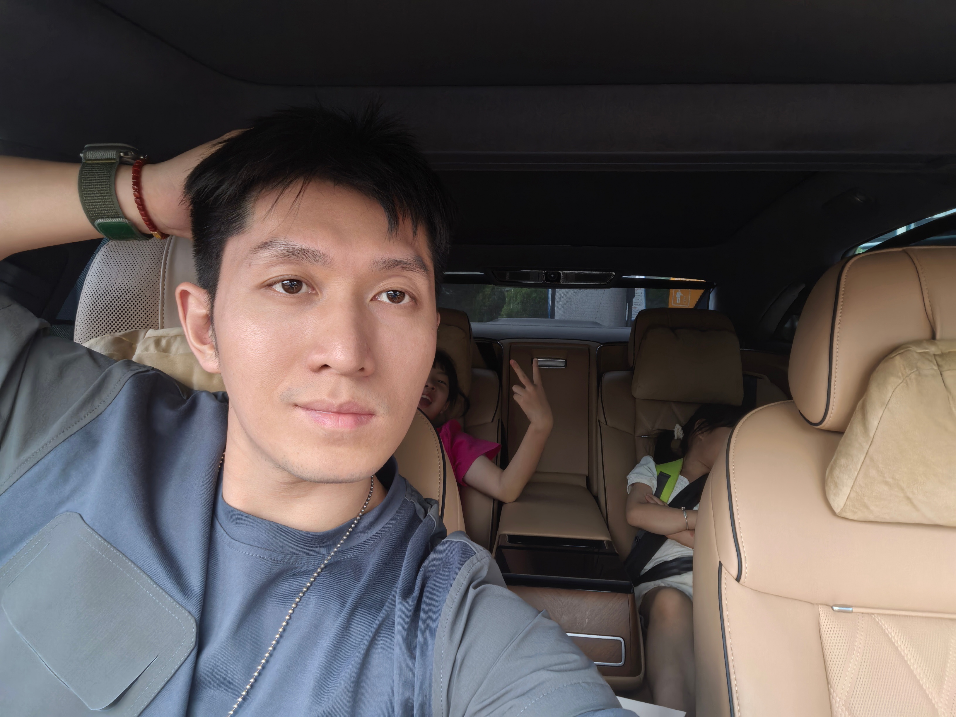 今天送小家伙们回景德镇过暑假不知不觉享界S9都开了10000公里作为首发入手的纯