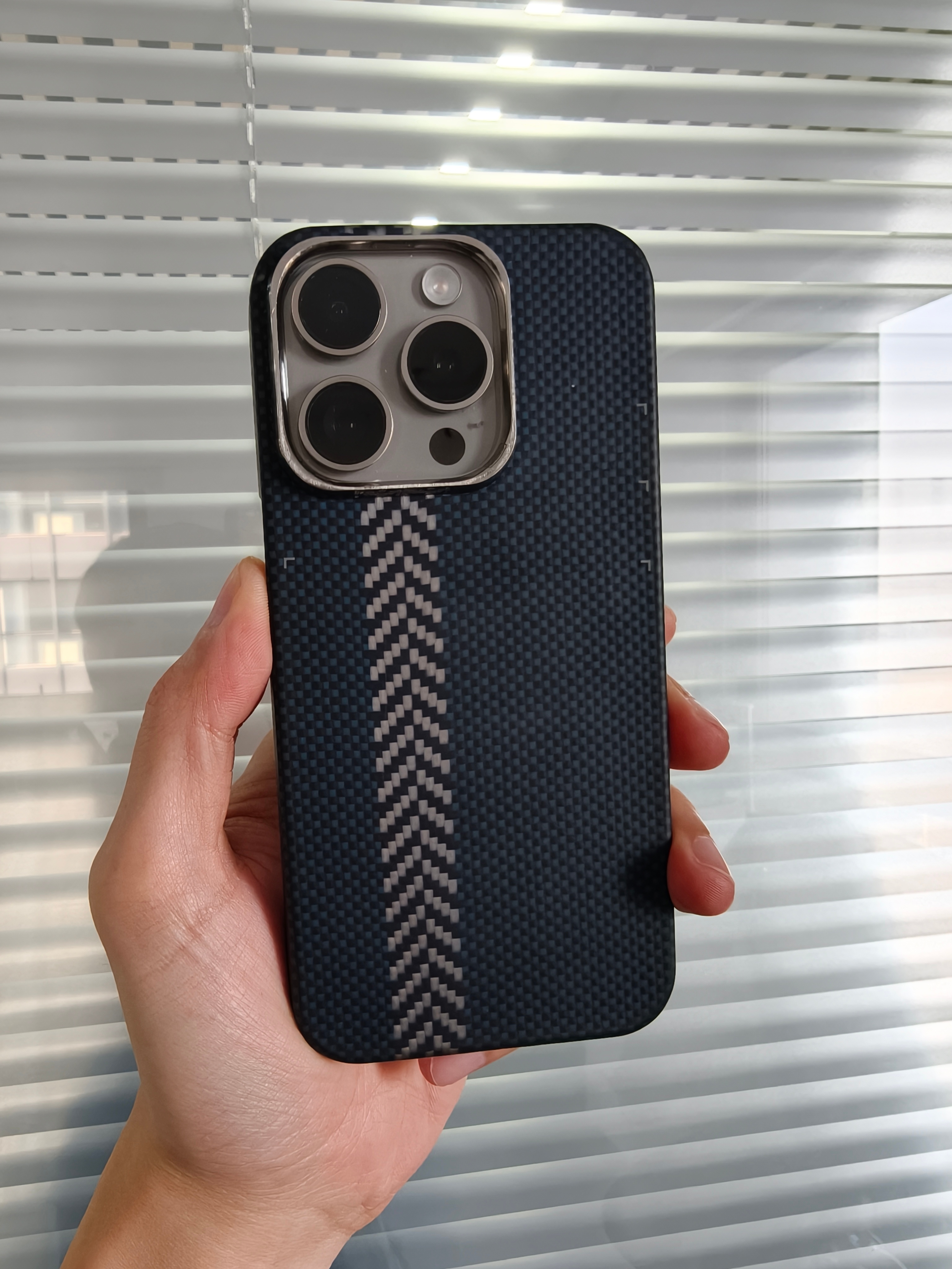 大家在用什么手机壳呀？同事的手机壳分成了四个阵营1. 轻薄简约，尽可能不增加手机