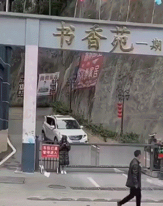 尴尬他妈给尴尬开门，尴尬到家了！