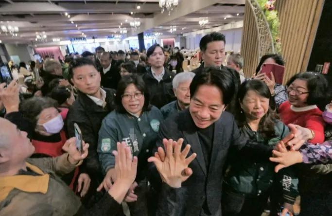 【赖清德偕萧美琴出席“感恩便当会”， 对民众画大饼宣称“会做嘉义市的后盾”】
近