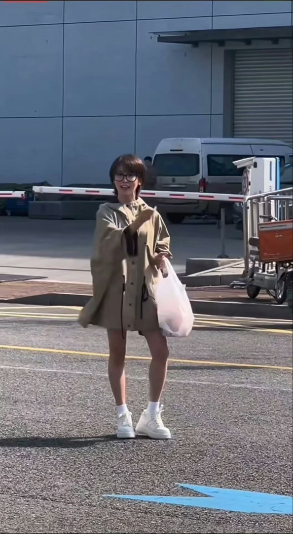 谢楠发芒果跳刀马 真性情藏不住！下班停下来给粉丝比划刀马动作，还挨个发芒果。没有