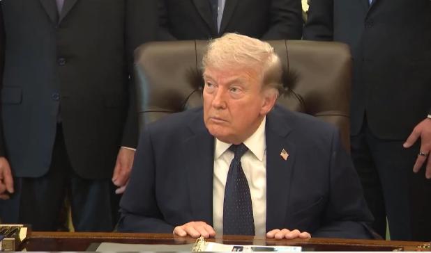 特朗普乖巧起来，也算是个好宝宝，尽管这样的时候不太多。

近日，有记者问特朗普是